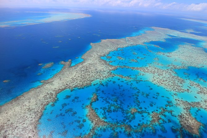 1-Hour Whitsunday Islands and Heart Reef Scenic Flight - Small-group value at €188.26