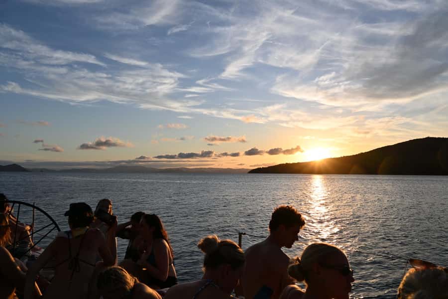 Airlie Beach: 2-Night Whitsundays Sailing Trip with Meals - Sailing time is part of the attraction