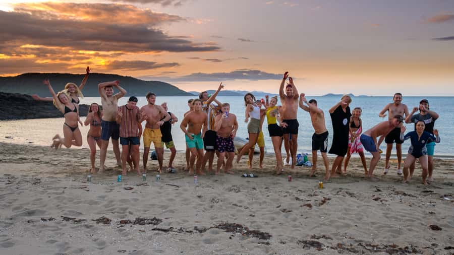 Airlie Beach: 2-Night Whitsundays Sailing Trip with Meals - Whitehaven Beach and Hill Inlet at the right hour