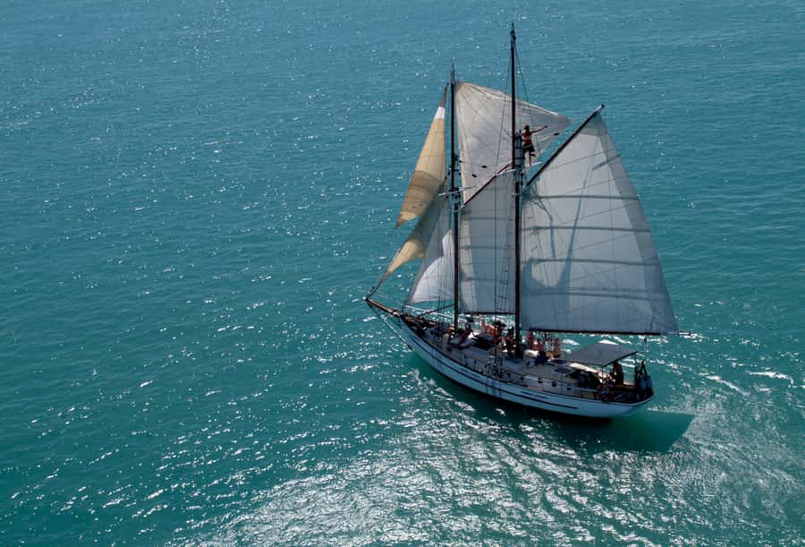 Airlie Beach: Providence Whitehaven Day Sail with Snorkeling - Sailing the Whitsunday Passage on Providence