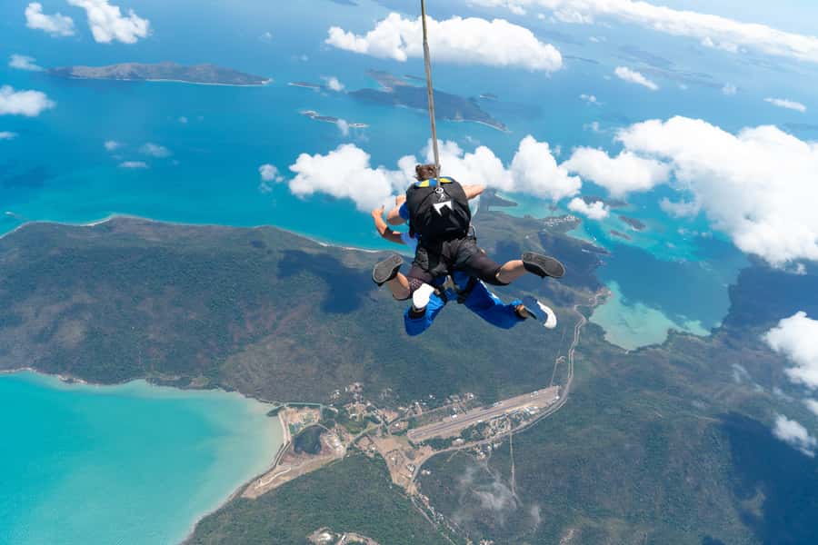 Airlie Beach: Tandem Skydive over the Whitsundays - Five to seven minutes under canopy