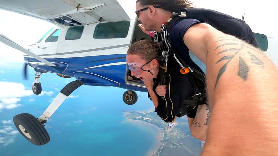 Airlie Beach: Tandem Skydiving Experience with Beach Landing - Safety instructions and tandem preparation