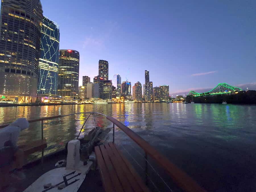 Brisbane: Sunset City Lights Cruise 5.30pm or 6pm <em>seasonal – Key points to know before you book’ /></p>
<ul>
<li><strong>The departure changes by season:</strong> 5:30pm from April 1 to September 30, and 6pm from October 1 to March 31.</li>
<li><strong>You get two versions of Brisbane:</strong> sunset or dusk on the outward leg, then the city lights on the return.</li>
<li><strong>The complimentary charcuterie board is included:</strong> drinks and extra snacks cost more at the onboard bar.</li>
<li><strong>The route includes major sights:</strong> look for the Story Bridge, Kangaroo Cliffs, bridges, and the illuminated city center.</li>
<li><strong>This is a scenic cruise, not a narrated tour:</strong> music replaces formal commentary.</li>
<li><strong>The meeting point is central:</strong> board at the Cultural Centre Public Pontoon in South Bank, in front of the cultural center.</li>
</ul>
<h2>A gentle evening on the Brisbane River</h2>
<p><img width="900" height="675" decoding="async" src=