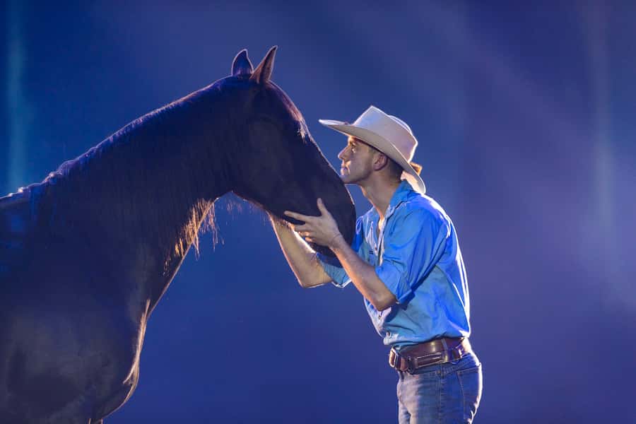 Gold Coast: Australian Outback Spectacular Dinner & Show - Arrival, hats, and the pre-show atmosphere