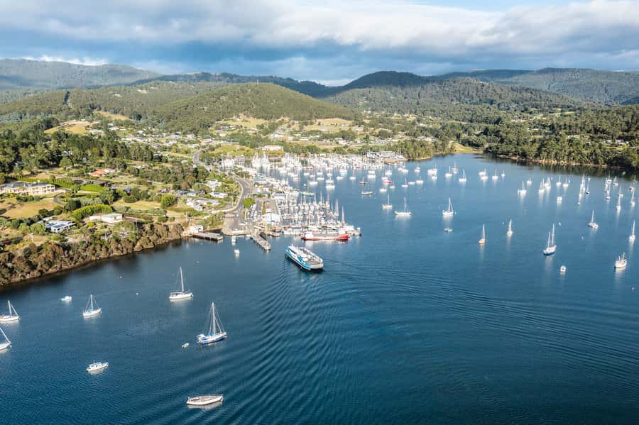 Hobart: Bruny Island Food, Sightseeing & Lighthouse Day Tour - Lunch at Hotel Bruny