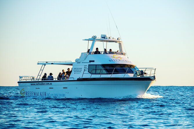 Kalbarri Rock lobster Pot Pull Tour in Kalbarri - The crew makes the short trip work