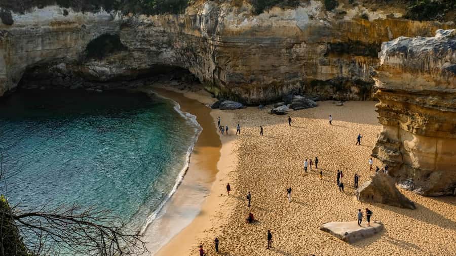 Melbourne: Great Ocean Road Extended–Top Stops&London Bridge - Memorial Arch and the first Great Ocean Road views