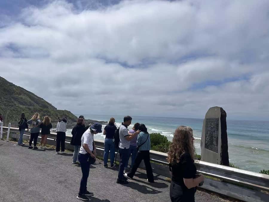 Melbourne: Great Ocean Road Max Highlights & London Bridge - London Bridge is the quieter extension
