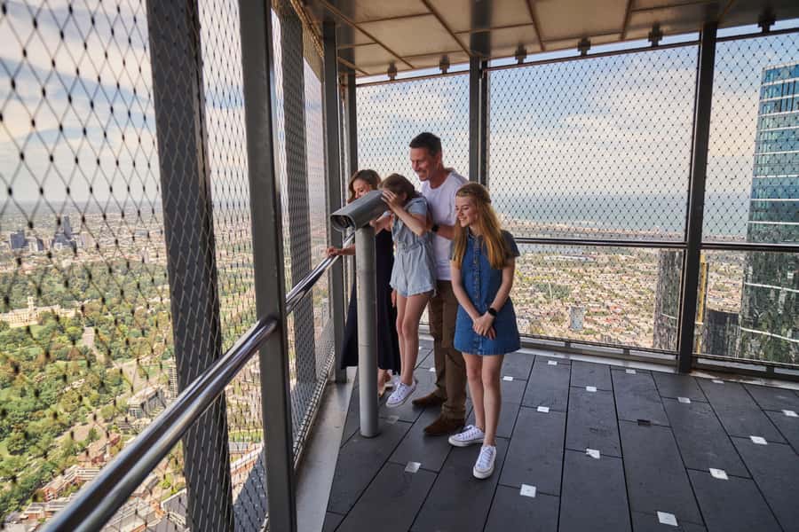 Melbourne: Melbourne Edge Experience - Stepping into The Edge glass cube