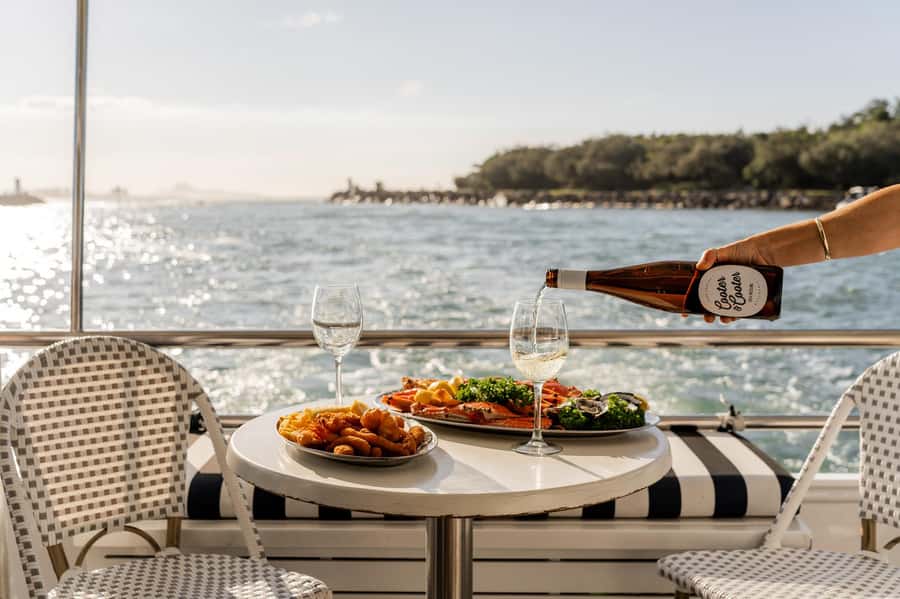 Mooloolaba: Seafood Lunch Cruise - The bar, cocktails, and table service