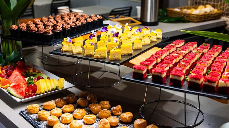 Surfers Paradise: Buffet Dinner Sightseeing Cruise - Simple ways to get more from the evening