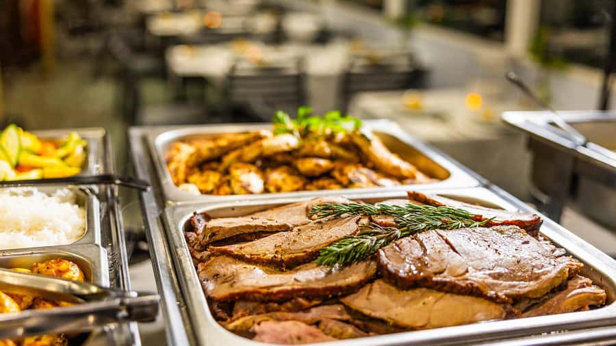 Surfers Paradise: Buffet Dinner Sightseeing Cruise - Live music that supports the evening
