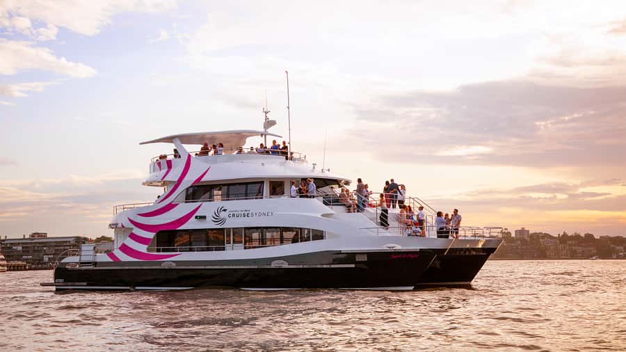 Sydney: 3-Course All Inclusive Dinner Harbour Cruise - The first hour: sunset, photos, and landmark views