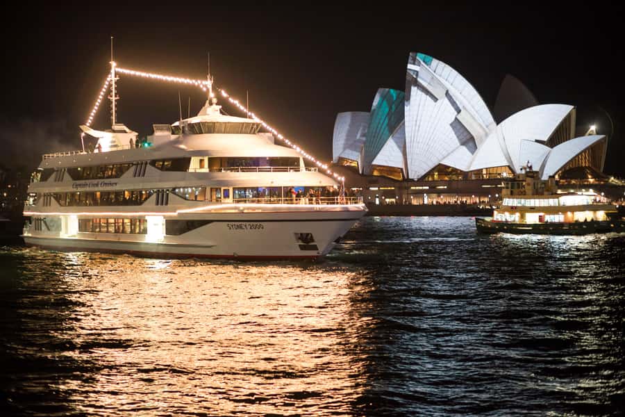 Sydney: Harbour Dinner Cruise with 3, 4 or 6-Course Menu - Weekend music and the mood on board