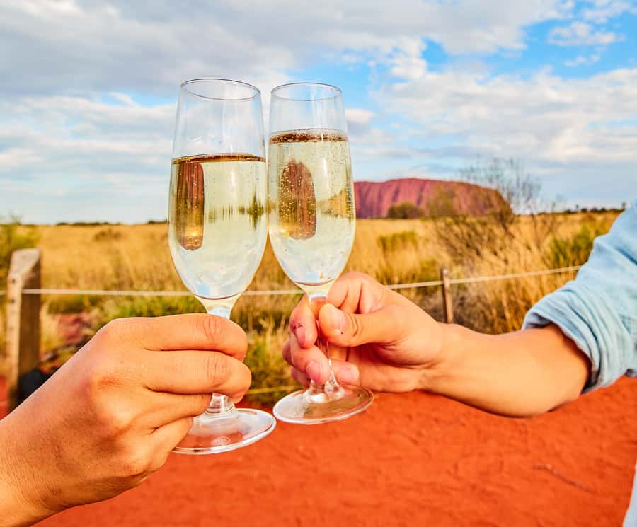 Uluru: Sacred Sites & Sunset Tour with Wine & Cheeseboard - The guides make the difference